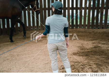 馬 馬兒 女生 123811664