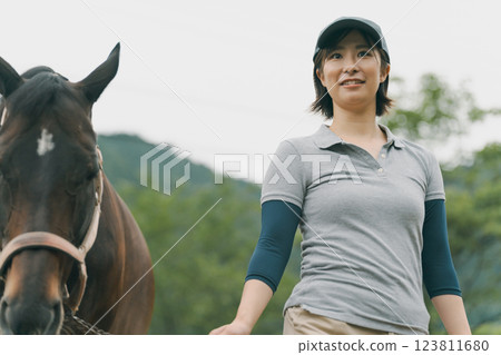 馬 馬兒 女生 123811680