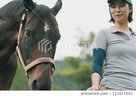 馬 馬兒 女生 123811681