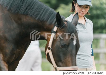 馬 馬兒 女生 123811684