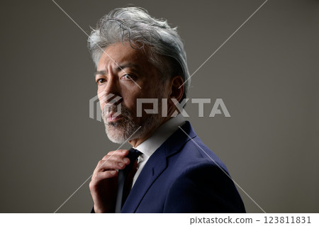 一個男人綁一條領帶 一個男人綁一條領帶 123811831