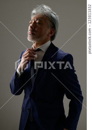 一個男人綁一條領帶 123811832