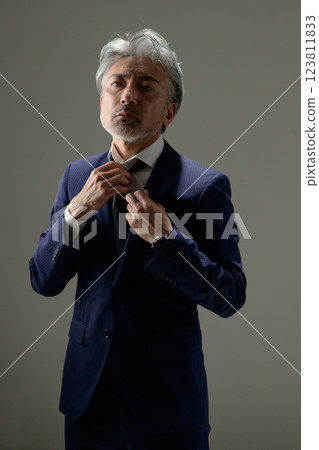 一個男人綁一條領帶 一個男人綁一條領帶 123811833