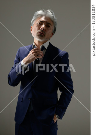 一個男人綁一條領帶 一個男人綁一條領帶 123811834