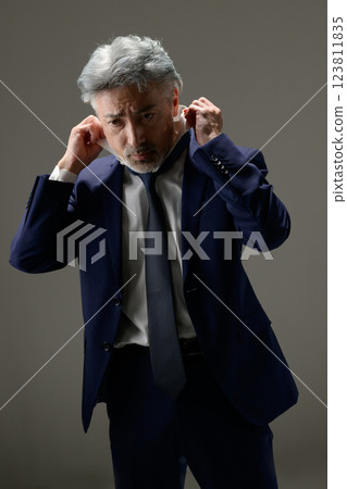 一個男人綁一條領帶 一個男人綁一條領帶 123811835