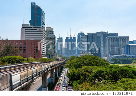 行駛在泰國大城市曼谷的火車 123811971