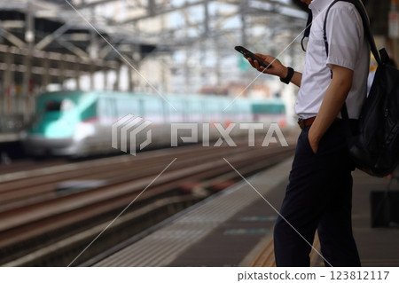 東北新幹線月台的智慧型手機操作(栃木縣) 東北新幹線月台的智慧型手機操作(栃木縣) 123812117