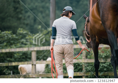 馬 馬兒 女生 123812947