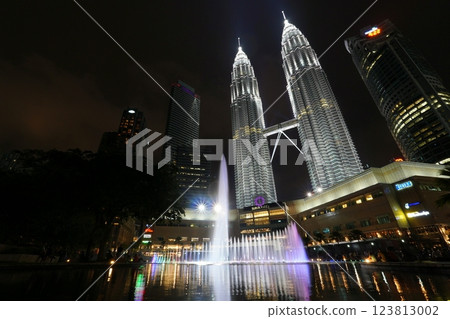 Petronas Twin Towers Fountain Show 123813002