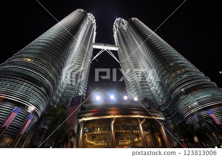 Kuala Lumpur Petronas Twin Towers night view 123813006