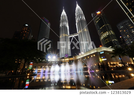 Petronas Twin Towers Fountain Show 123813029