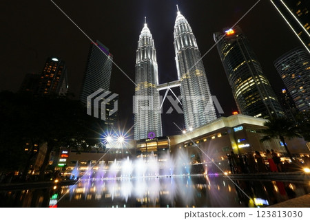 Petronas Twin Towers Fountain Show Petronas Twin Towers Fountain Show 123813030