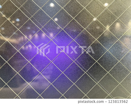 透過夾絲玻璃可以看到室內的燈光 123813562