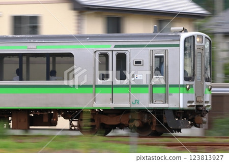 上越線 E127 系列列車（越後中里至長岡） 123813927