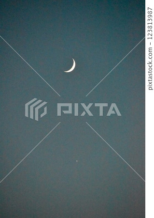 新月和金星出現在西方天空 123813987