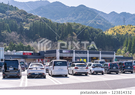 A service area bathed in the rays of spring weather: "Kyushu Expressway Miyahara Service Area (outbound)" Hikawa, Yatsushiro District 123814332