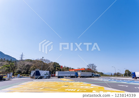 A service area bathed in the rays of spring weather: "Kyushu Expressway Miyahara Service Area (outbound)" Hikawa, Yatsushiro District A service area bathed in the rays of spring weather: "Kyushu Expressway Miyahara Service Area (outbound)" Hikawa, Yatsushiro District 123814339