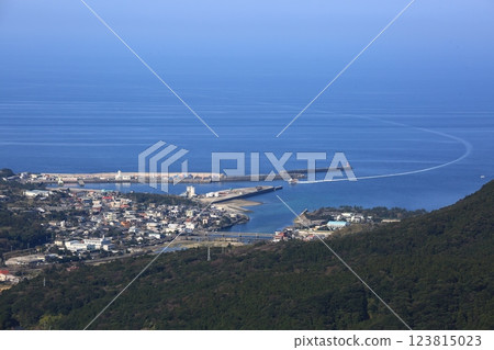 View of the town of Miyanoura in Yakushima from a high vantage point, and a high-speed ferry arriving 123815023