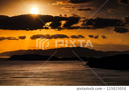 初春的岐阜海峽：對岸淡路島的夕陽西下① 123815058