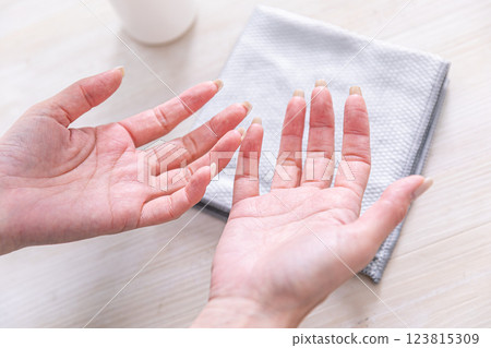 做家事後手變得粗糙 做家事後手變得粗糙 123815309