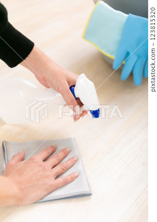 Hands cleaning the floor 123815320