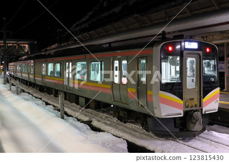 Joetsu Line E129 series train parked at Minakami Station on a winter night (Minakami⇔Nagaoka) Joetsu Line E129 series train parked at Minakami Station on a winter night (Minakami⇔Nagaoka) 123815430