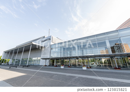 北海道札幌市晴朗天氣下的札幌會議中心 123815821