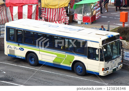 A Chugoku bus parked in front of Fukuyama Station (Fukuyama City, Hiroshima Prefecture) 123816346