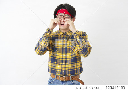 秋葉原男哭白色背景 123816463