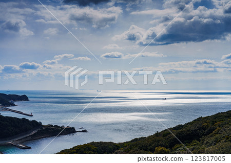 Early spring in the Kitan Straits: Sky and sea bathed in soft sunlight ⑧ 123817005