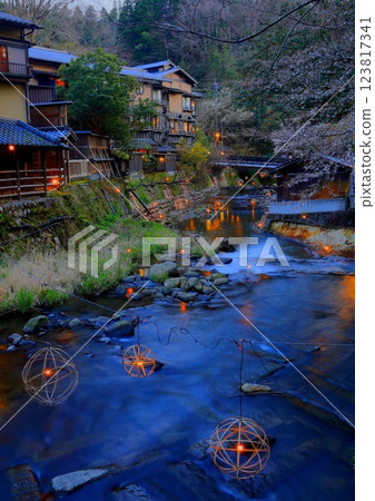 Hot water light (Kurokawa Onsen, Minamioguni Town, Kumamoto Prefecture, vertical composition) 123817341