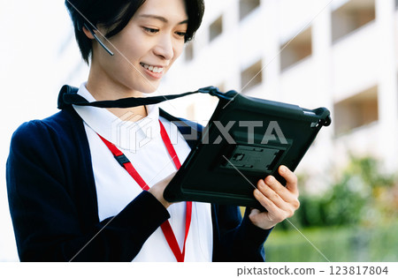 醫護人員操作平板電腦 123817804