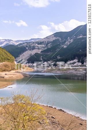 The Ichifusa Dam in Oku-Kuma Prefectural Natural Park, a beautiful sight in the cherry blossom season (Yuyama, Minakami Village, Kuma District, Kumamoto Prefecture) The Ichifusa Dam in Oku-Kuma Prefectural Natural Park, a beautiful sight in the cherry blossom season (Yuyama, Minakami Village, Kuma District, Kumamoto Prefecture) 123817818