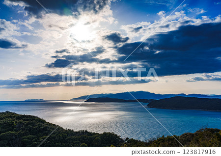 初春的奇丹海峽：夕陽西下，天空與大海泛起金色② 123817916