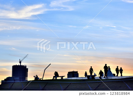 橫濱大棧橋碼頭夕陽西下，映照著人們的身影 123818984