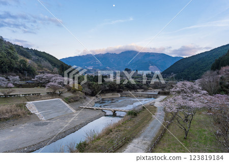 周圍景色:櫻花季閃耀的採木橋、神之原濱水公園(熊本縣球磨郡水上村湯山) 周圍景色:櫻花季閃耀的採木橋、神之原濱水公園(熊本縣球磨郡水上村湯山) 123819184