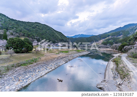 周圍景色：櫻花季閃耀的採木橋、神之原濱水公園（熊本縣球磨郡水上村湯山） 123819187