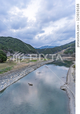 Surrounding scenery: Suikibashi Bridge, shining in the cherry blossom season, Kannohara Waterfront Park (Yuyama, Minakami Village, Kuma District, Kumamoto Prefecture) 123819188