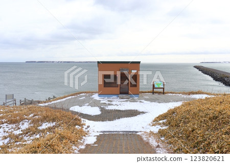 Hanasaki Port, Kurumaishi Bird Watching House (Hide) and Yururi & Moyururi Islands (Hanasaki Cape, Nemuro City, Hokkaido) 123820621