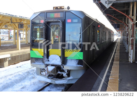 冬季停泊在釧路站的知床摩週號(H100 系列柴油列車) 冬季停泊在釧路站的知床摩週號(H100 系列柴油列車) 123820622