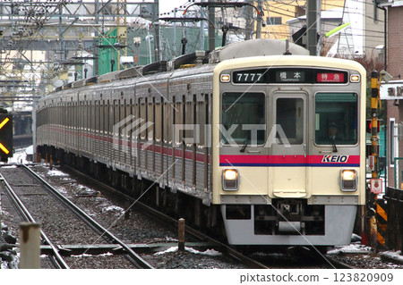 [KO] Keio Main Line 7000 Series Train (Limited Express: 10-Car Train) in Winter 123820909