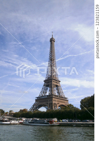 Peniches on the Seine river opposite the Eiffel Tower in Paris 123821159