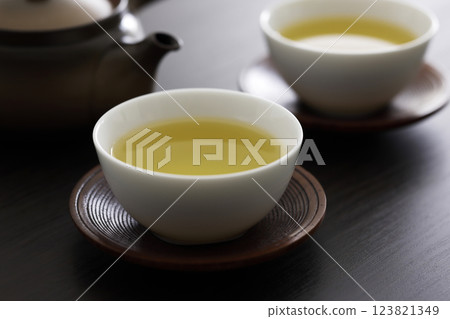 桌上的綠茶 123821349