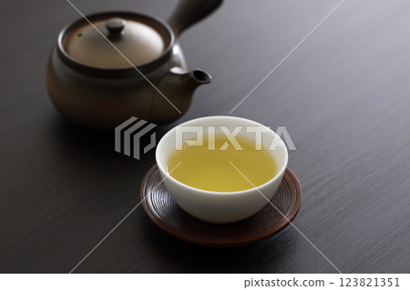 桌上的綠茶 123821351