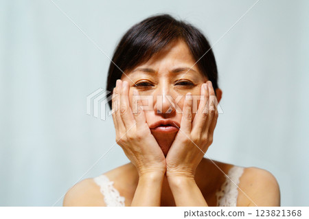 中年婦女用手托著臉頰 123821368