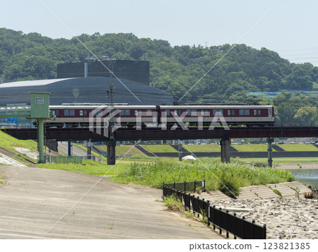 穿越大和川的近鐵明治線列車 123821385