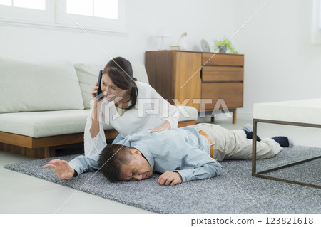 老年夫婦突然生病 老年夫婦突然生病 123821618