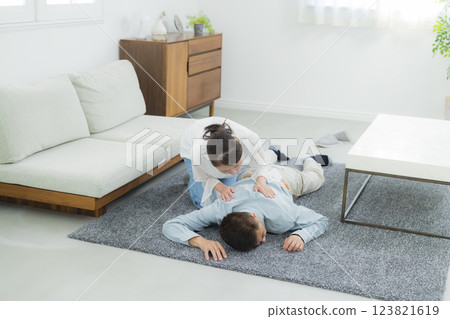 老年夫婦突然生病 老年夫婦突然生病 123821619