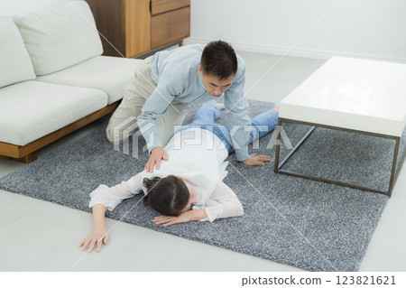 Senior couple who suddenly fall ill 123821621