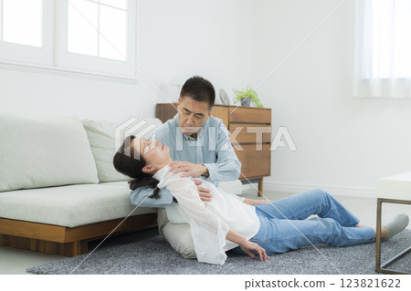 老年夫婦突然生病 老年夫婦突然生病 123821622